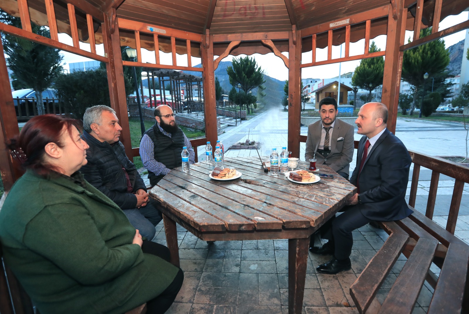 vali dr osman varol 55 evler mahallesi muhtarligini ziyaret etti