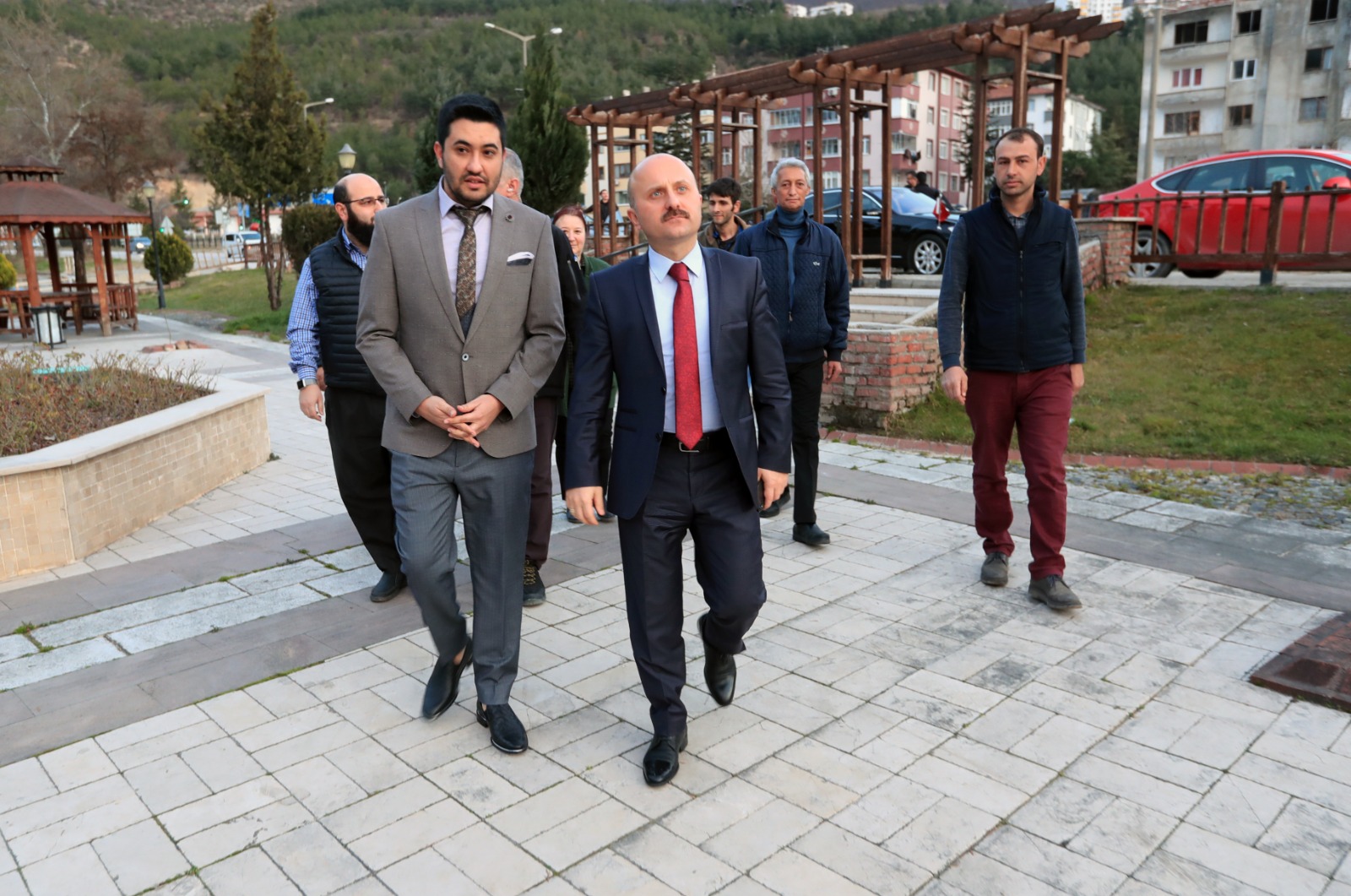 vali dr osman varol 55 evler mahallesi muhtarligini ziyaret etti