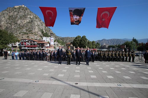 30 Ağustos Zafer Bayramı’nın 101. Yıl Dönümü Kutlamaları Kapsamında Atatürk Anıtı’na Çelenk Sunma Töreni Gerçekleştirildi